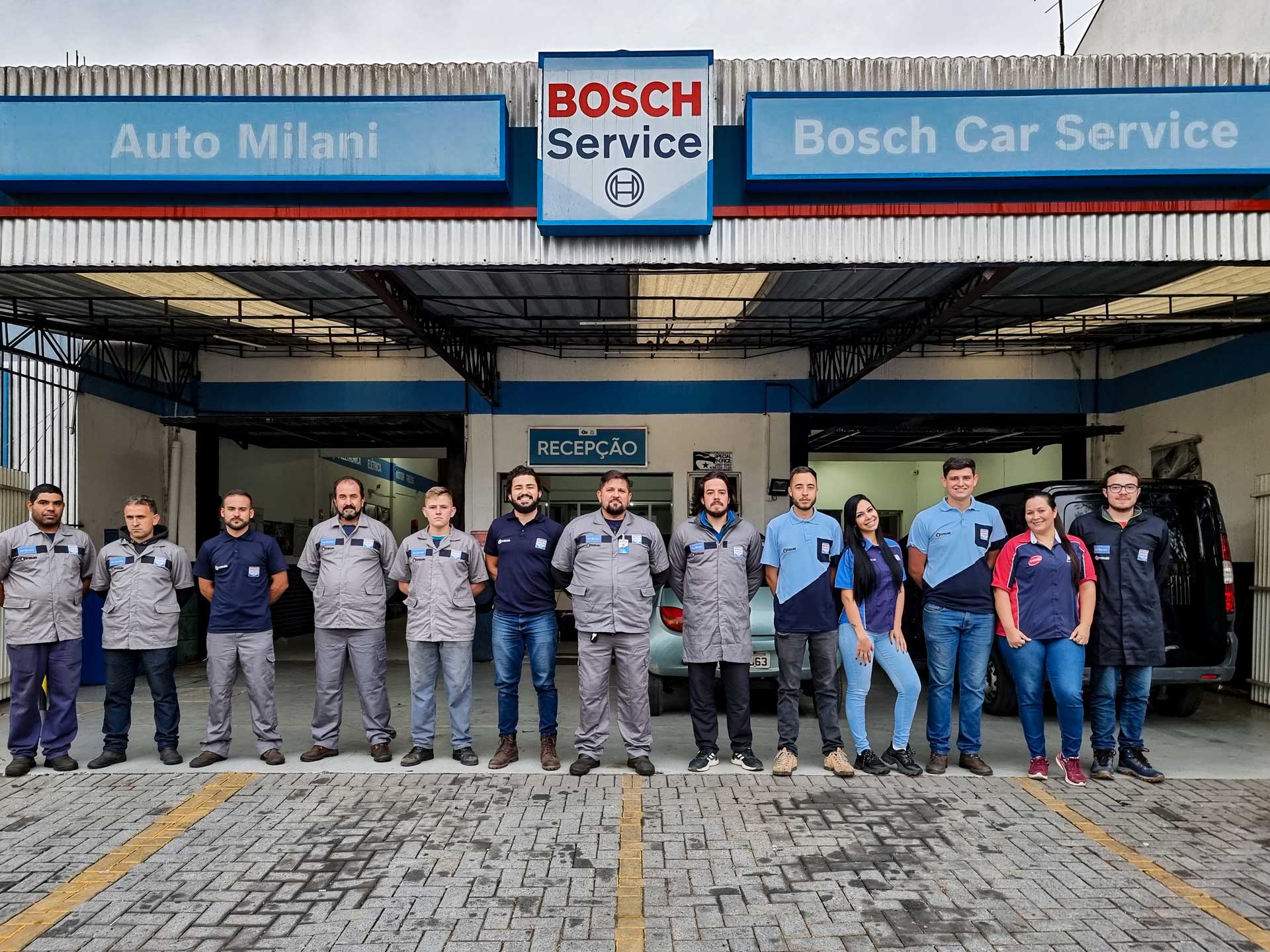 Equipe Auto Milani na fachada da oficina Bosch Car Service